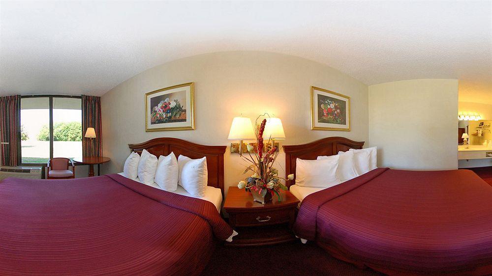 Quality Inn Ennis Buitenkant foto