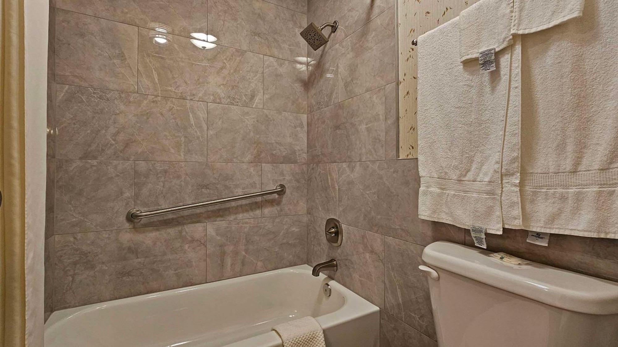 Quality Inn Ennis Buitenkant foto
